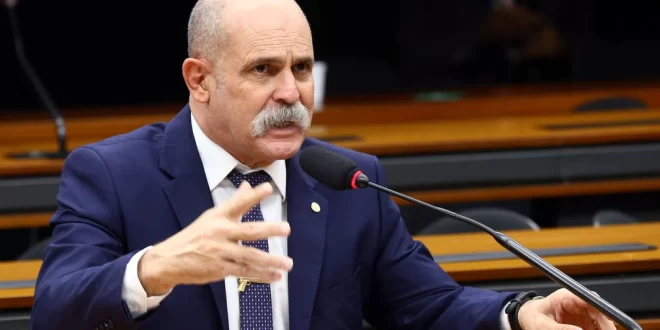 Deputado Sargento Fahur pode perder mandato por agressão física ao colega Henrique Vieira