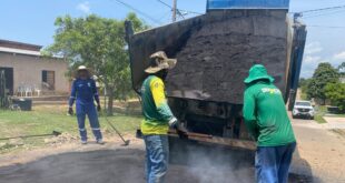Equipes do Deracre aplicam massa asfáltica em ruas de Rodrigues Alves