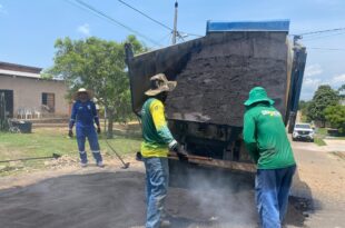Equipes do Deracre aplicam massa asfáltica em ruas de Rodrigues Alves