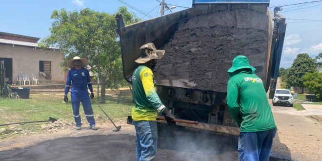 Equipes do Deracre aplicam massa asfáltica em ruas de Rodrigues Alves