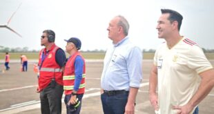 Zico é recepcionado no aeroporto por fãs e autoridades