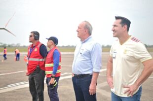 Zico é recepcionado no aeroporto por fãs e autoridades
