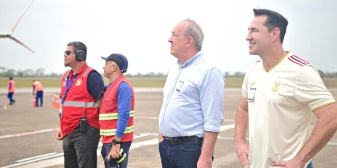 Zico é recepcionado no aeroporto por fãs e autoridades