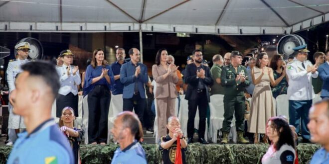 Vice-governadora Mailza Assis prestigia desfile de 7 de Setembro em Cruzeiro do Sul
