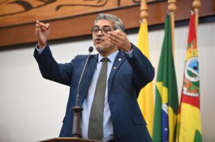 Edvaldo Magalhães critica inércia da Secretaria de Estado de Educação com relação à escola histórica de Cruzeiro do Sul: retrato do descaso”