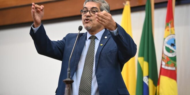 Edvaldo Magalhães critica inércia da Secretaria de Estado de Educação com relação à escola histórica de Cruzeiro do Sul: retrato do descaso”