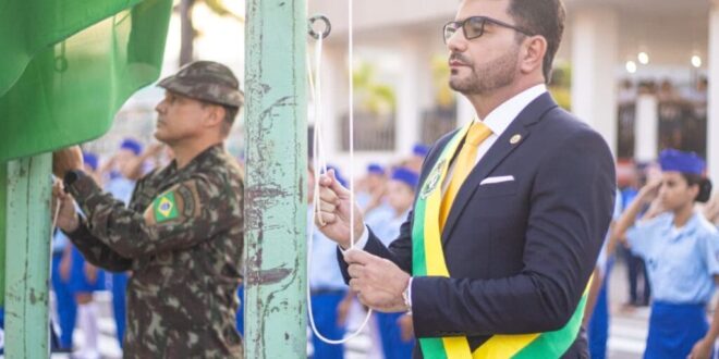 Governador Gladson Camelí prestigia desfile cívico em alusão aos 121 anos de Cruzeiro do Sul