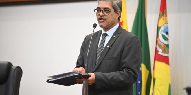 Edvaldo Magalhães relata estudo que mostra que Governo do Acre priorizou comissionados e temporários ao invés de convocar efetivos