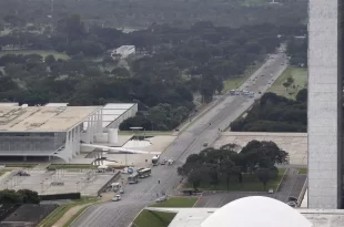Mais um maluco no pedaço: tenta invadir Palácio do Planalto e é alvejado com balas de borracha