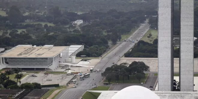 Mais um maluco no pedaço: tenta invadir Palácio do Planalto e é alvejado com balas de borracha