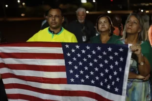 Pós-condenação: 40 apoiadores de Bolsonaro se reuniram em vigília em frente ao condomínio do ex-presidente