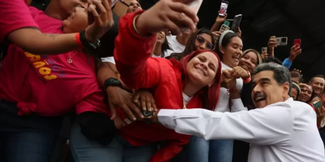 Maduro defende formação política e cultural dos jovens contra ofensiva digital