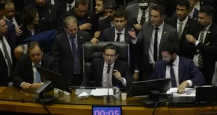 Vergonha internacional: Hugo Motta libera manobra para manter mandato de Eduardo Bolsonaro