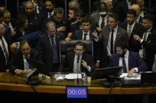Vergonha internacional: Hugo Motta libera manobra para manter mandato de Eduardo Bolsonaro