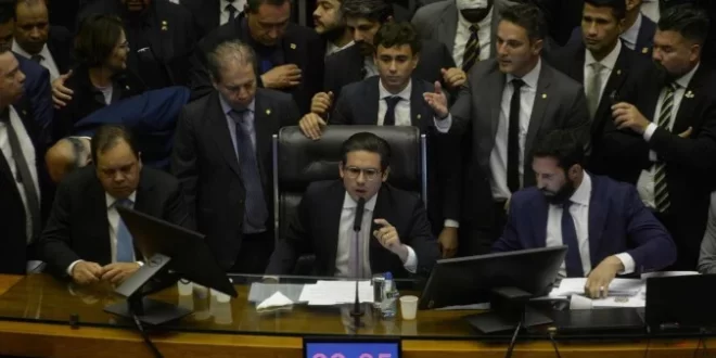 Vergonha internacional: Hugo Motta libera manobra para manter mandato de Eduardo Bolsonaro