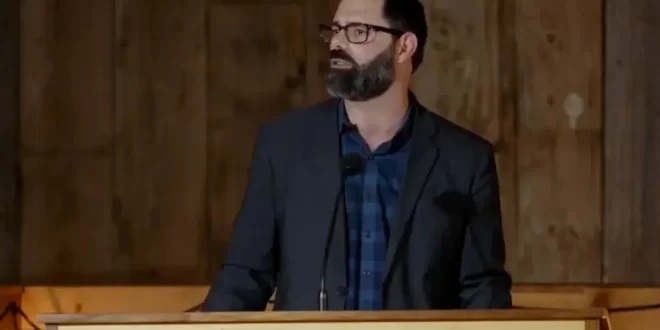 Religioso supremacista branco: pastor pede que pais alertem filhos sobre “perigo” dos negros