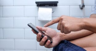 Bem viver: uso de celular no vaso sanitário aumenta risco de hemorroidas