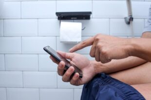 Bem viver: uso de celular no vaso sanitário aumenta risco de hemorroidas