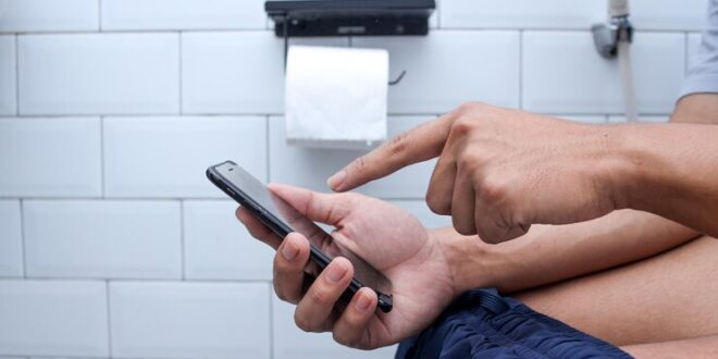 Bem viver: uso de celular no vaso sanitário aumenta risco de hemorroidas