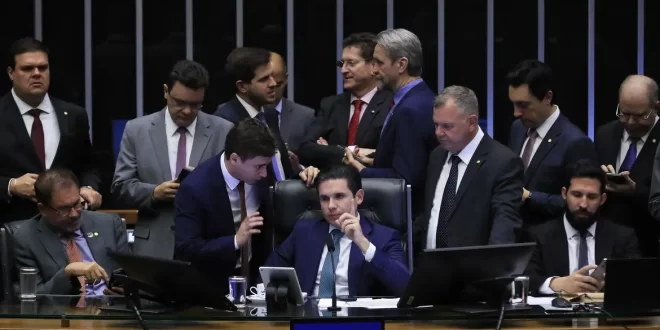 Previsível: PEC da Blindagem enterra imagem de deputados, e muitos não vão se reeleger