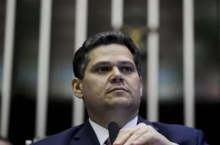 “Não dá para aguentar calado as agressões de Eduardo Bolsonaro contra o Brasil", diz Alcolumbre
