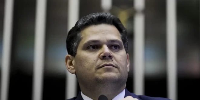 “Não dá para aguentar calado as agressões de Eduardo Bolsonaro contra o Brasil", diz Alcolumbre