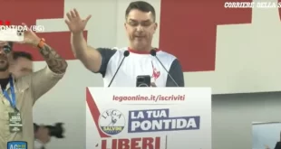 "Itália acima de tudo, Deus acima de todos", discursa Flávio Bolsonaro em ato do partido Chega