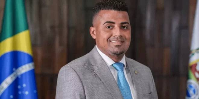 Deputado do RJ acusado de ligação com o Comando Vermelho é alvo de operação da PF