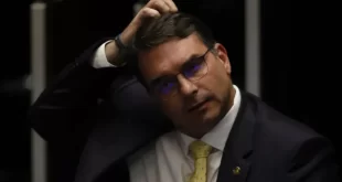 Fez coro com o Brasil: Flávio Bolsonaro chama o irmão Eduardo de maluco
