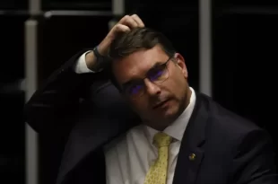 Fez coro com o Brasil: Flávio Bolsonaro chama o irmão Eduardo de maluco