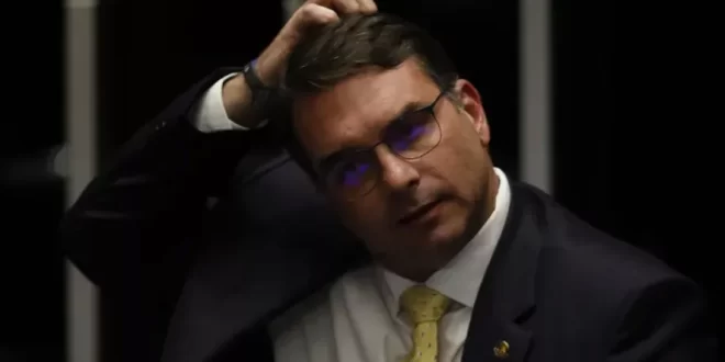 Fez coro com o Brasil: Flávio Bolsonaro chama o irmão Eduardo de maluco