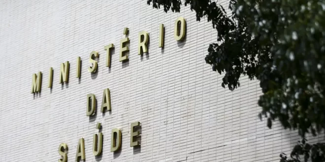 Ministério da Saúde faz alerta sobre bebidas adulteradas por metanol