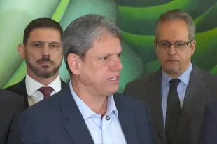 Tarcísio se irrita com pergunta sobre envolvimento do PCC com bebidas falsificadas