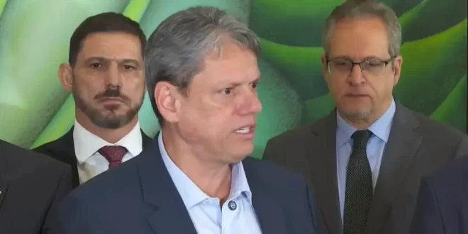 Tarcísio se irrita com pergunta sobre envolvimento do PCC com bebidas falsificadas