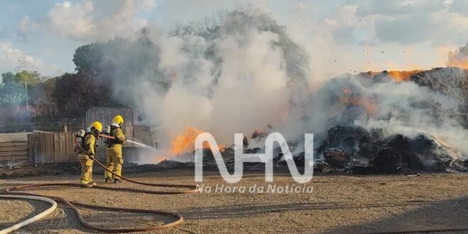 Incêndio destrói toneladas de papelão em fábrica no Segundo Distrito