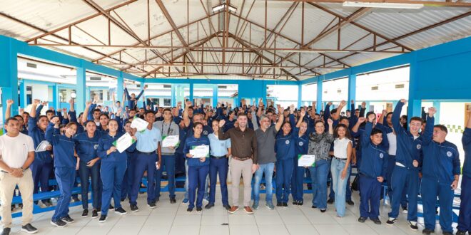 Com duas edições no mesmo dia, Nicolau Jr certifica 300 alunos no Redação Nota Mil