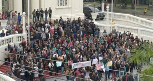 Sindicatos do Acre organizam protesto na frente do Palácio Rio Branco no Dia do Servidor Público