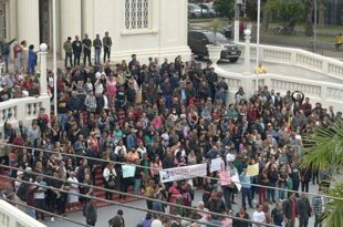 Sindicatos do Acre organizam protesto na frente do Palácio Rio Branco no Dia do Servidor Público
