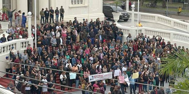 Sindicatos do Acre organizam protesto na frente do Palácio Rio Branco no Dia do Servidor Público