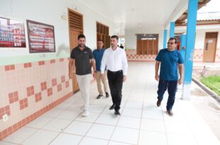 Nicolau Jr visita escola, anuncia programa e estreita parcerias no Abunã