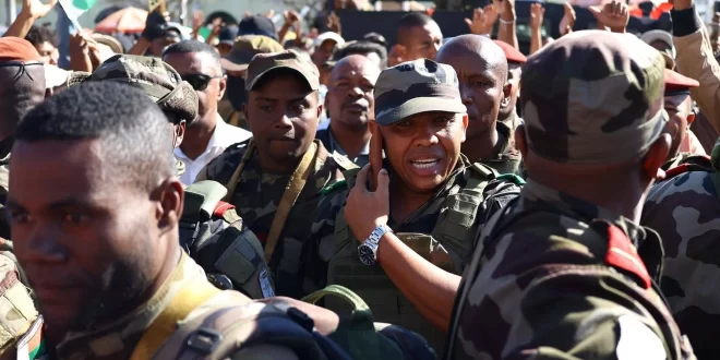 Golpes pelo mundo: junta militar assume poder em Madagascar