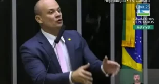 Aprenda a votar ou se lasque: deputado bolsonarista reclama do preço do iPhone ao atacar isenção de IR