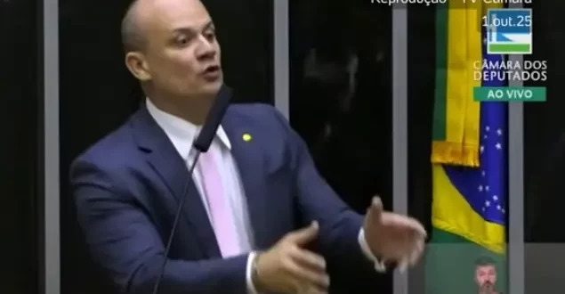 Aprenda a votar ou se lasque: deputado bolsonarista reclama do preço do iPhone ao atacar isenção de IR