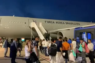 Chega mais um voo com 110 brasileiros deportados dos EUA