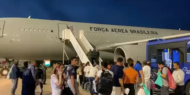 Chega mais um voo com 110 brasileiros deportados dos EUA