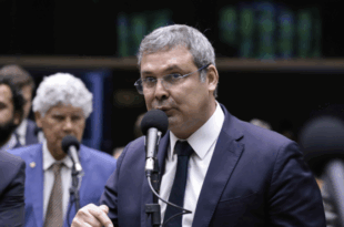 Lindbergh aciona PGR contra Michelle Bolsonaro por irregularidades no Programa Pátria Voluntária