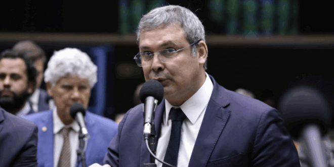 Lindbergh aciona PGR contra Michelle Bolsonaro por irregularidades no Programa Pátria Voluntária