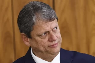 Enquanto o PCC cresce, Tarcísio reduz pela metade a verba para combater o crime organizado