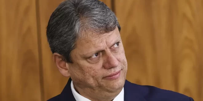 Enquanto o PCC cresce, Tarcísio reduz pela metade a verba para combater o crime organizado
