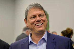 Típico: “Quando for Coca-Cola, eu me preocupo”, diz Tarcísio de Freitas sobre bebidas com metanol